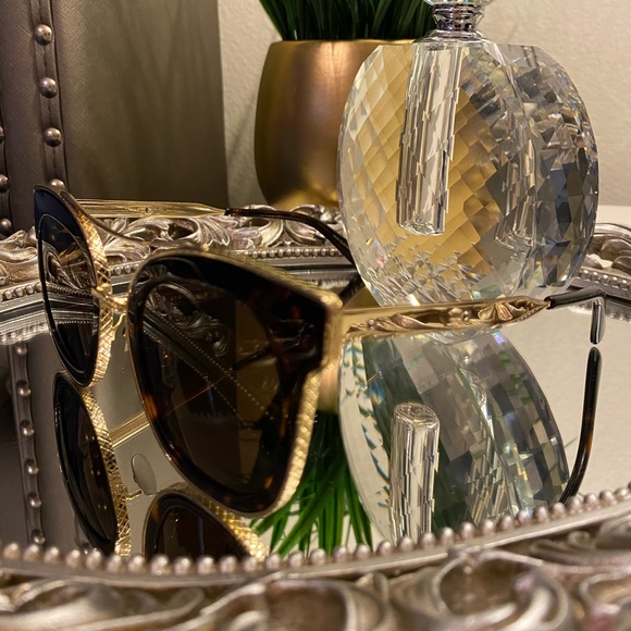 Bottega Veneta Sunglasses 😎 - Picture 2 of 10